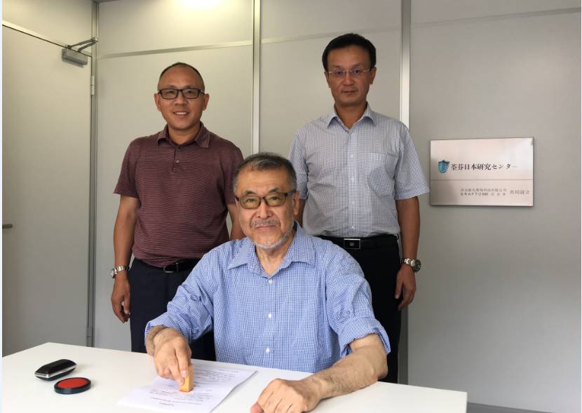 GRAFTON進藤社長與荃芬品牌創(chuàng)始人杜煒東先生（后排右一）、何榮先生（后排左一）